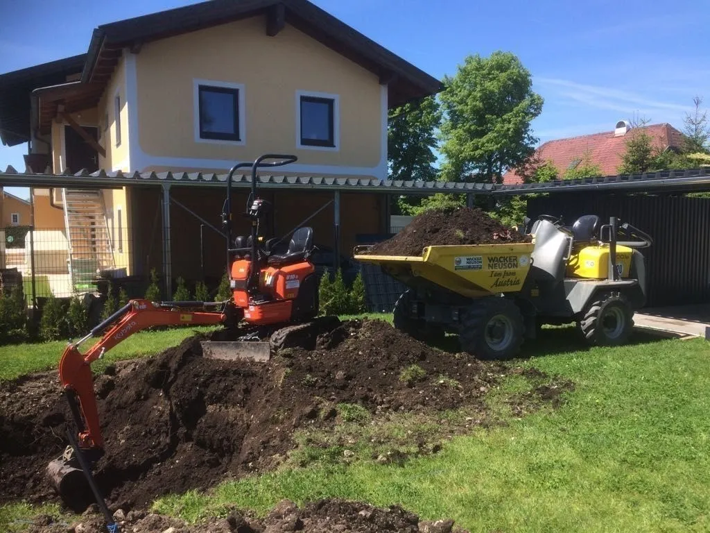 Minibagger und Dumper bei Humusierungsarbeiten im Hausgarten